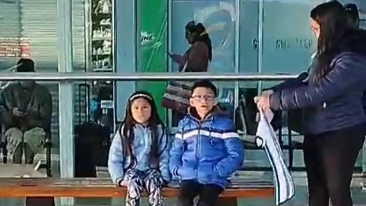 Sorpresa familiar y emoción en la terminal: la reacción de un nene marplatense que cumplirá su sueño de ir a ver a Messi