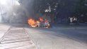 se incendio un auto por completo en jara y la via: tres personas salvaron su vida