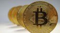 el bitcoin cayo por debajo de los 23.000 dolares, su nivel mas bajo en 18 meses