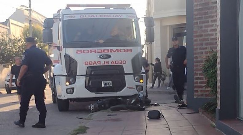 Autobomba de los Bomberos Voluntarios de Gualeguay chocó una moto y dos personas fueron derivadas al hospital San Antonio&nbsp;