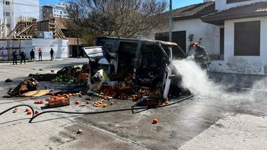 Video: se incendió una camioneta en el barrio San José