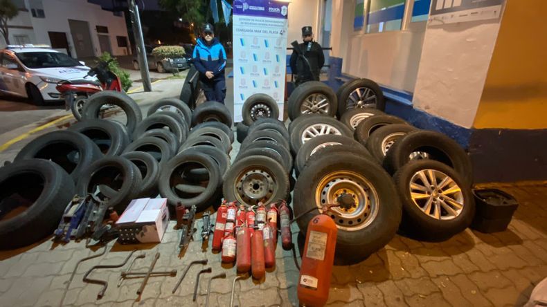 Robo de neumáticos en Mar del Plata: cuáles son los autos apuntados por los ladrones