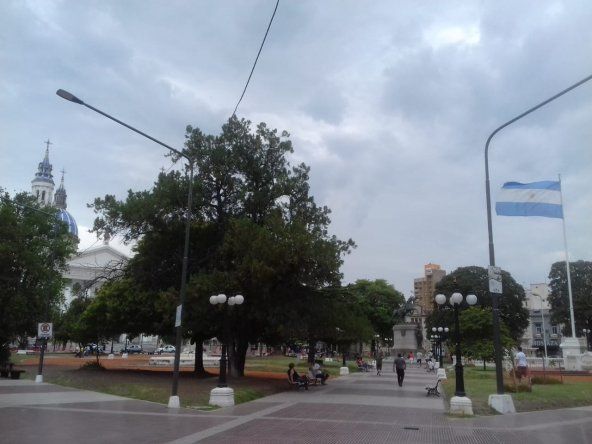 Plaza 1 de Mayo Cielo Nublado Paraná2.jpg