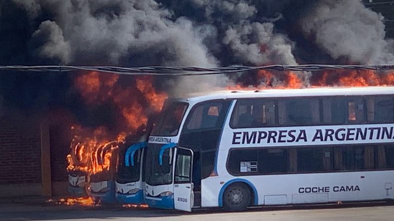 textura Hierbas Decepcionado Las fuertes imágenes del incendio de los micros de Empresa Argentina