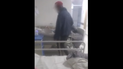 lo filmaron cuando golpeaba al hijo de su pareja en un hospital y fue detenido