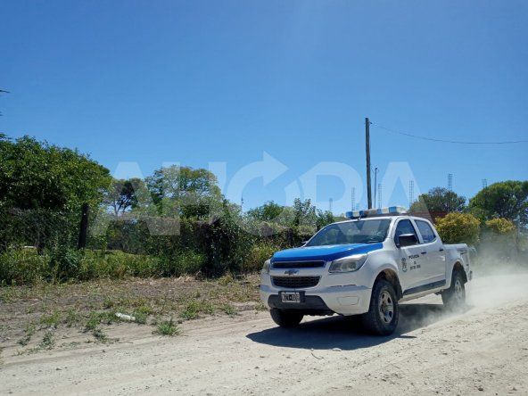 Un patrullero de la Policía de Entre Ríos, este domingo en la zona cercana a la residencia de Petaco Barrientos.  