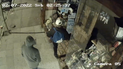video: patearon la vidriera de un local de picadas y robaron distintos productos