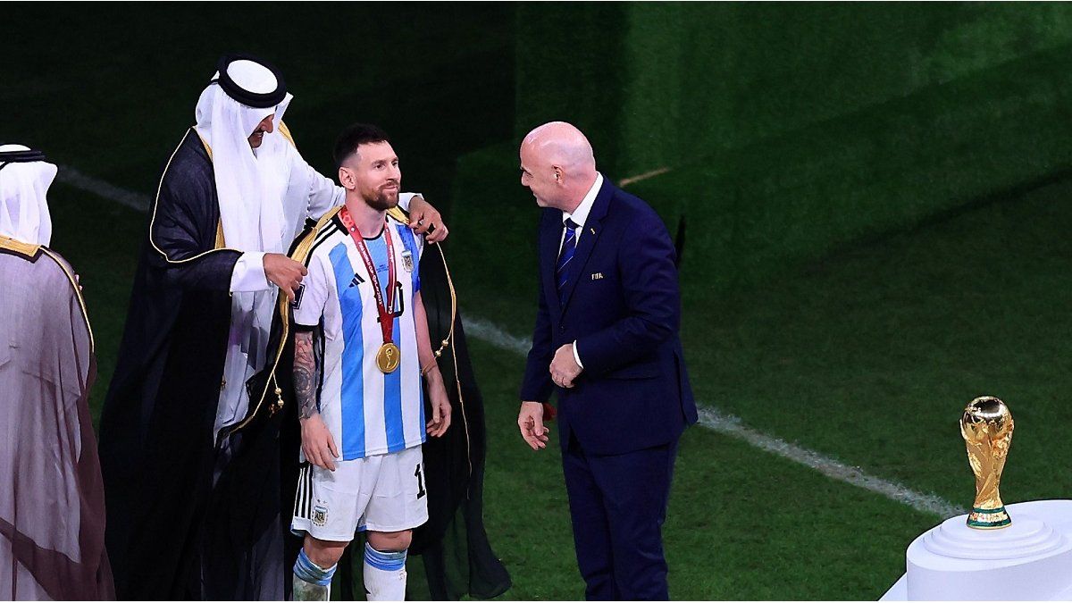 Mundial Qatar 2022: cuál es el significado de la túnica que lució Lionel Messi en la coronación