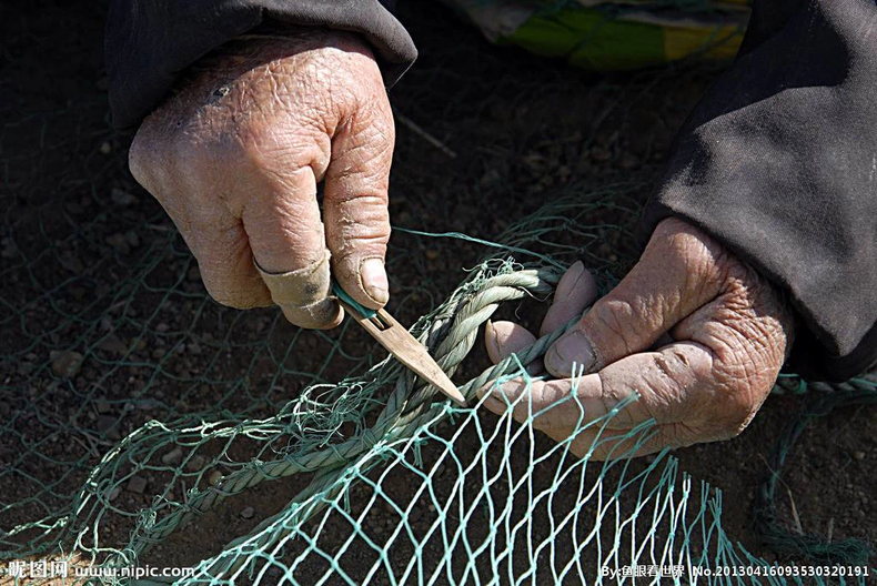 Abren nuevo curso en el puerto para aprender armado de redes de pesca
