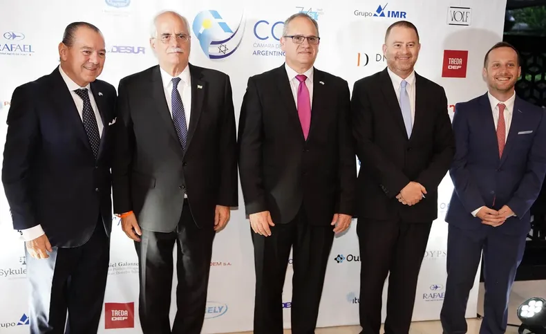 Mario Montoto junto al ministro de Defensa, Jorge Taiana; el embajador de Israel, Eyal Sela; y el ministro consejero de la embajada de Israel, Adam Levene