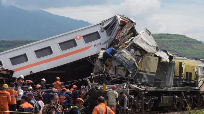 Tres muertos y 28 heridos por choque de trenes