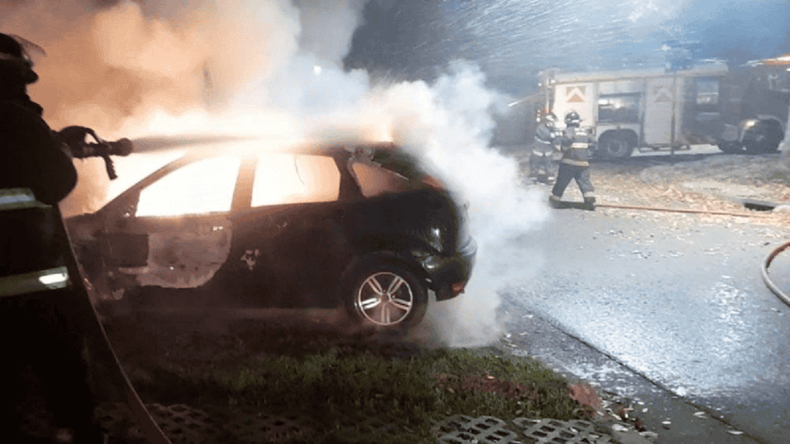 Incendiaron 13 vehículos en Rosario: dejaron nuevas amenazas.