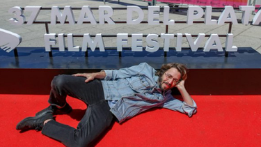 Un actor se acostó en la alfombra roja del Festival de Cine de Mar del Plata y se convirtió en meme