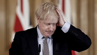 Una ola de renuncias en el gabinete complica a Boris Johnson