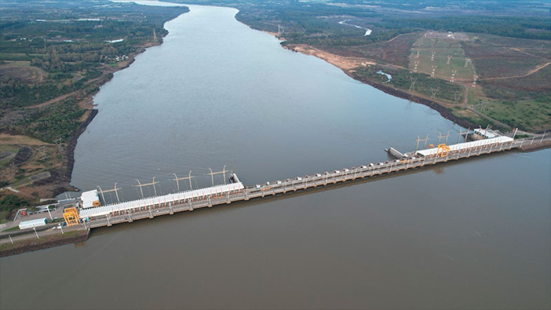 La&nbsp;represa de It&aacute;&nbsp;es una&nbsp;central hidroel&eacute;ctrica&nbsp;brasile&ntilde;a&nbsp;ubicada sobre el&nbsp;r&iacute;o Uruguay