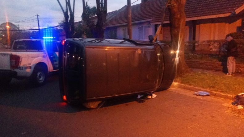 Conductora alcoholizada volcó con su camioneta en el barrio Los Troncos