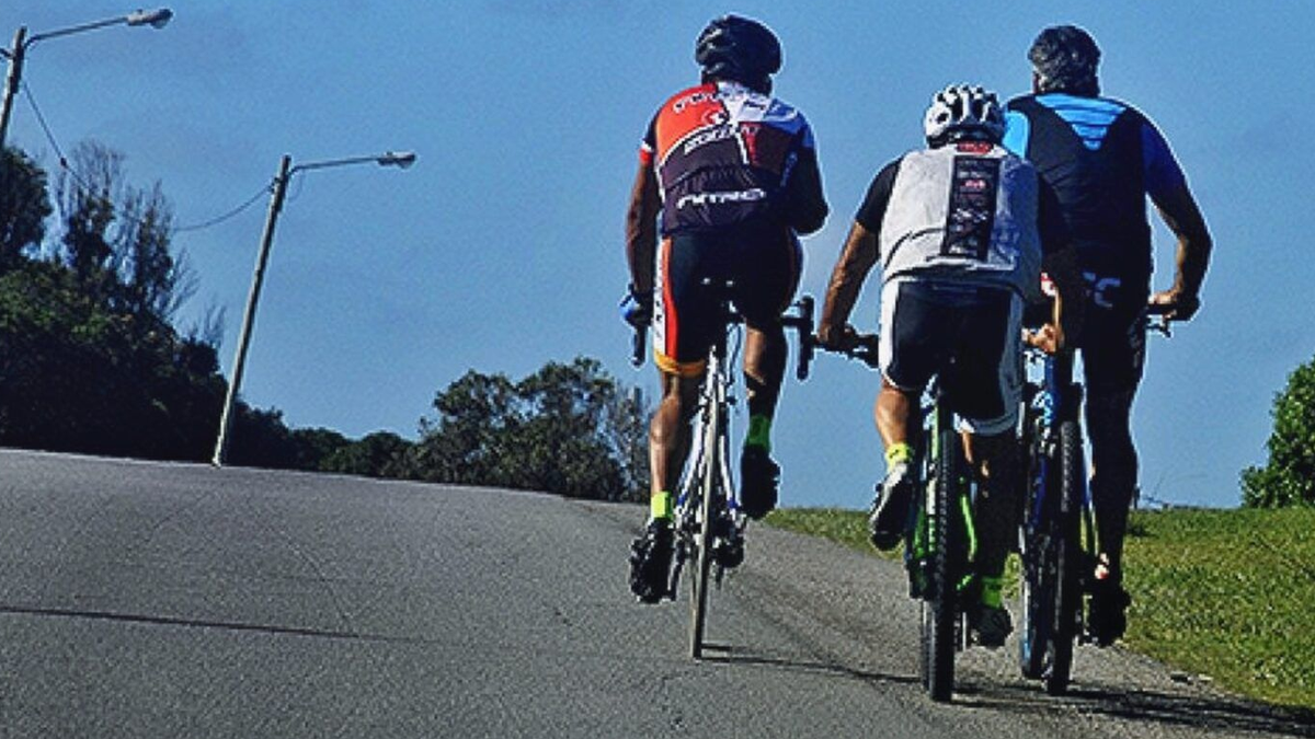 Qué dice la nueva ley sobre los ciclistas y el casco? -canalMOTOR