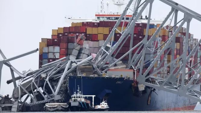 El barco que chocó con el puente de Baltimore llevaba material peligroso